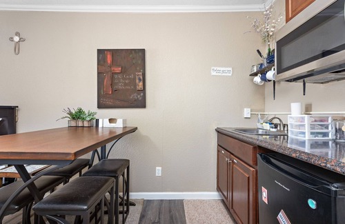 Paola Apartment | Private and cozy apartment in small town Kansas!