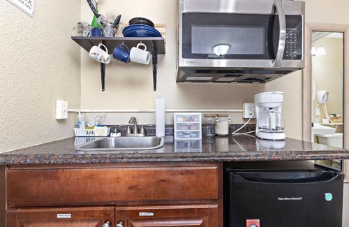Paola Apartment | Private and cozy apartment in small town Kansas!