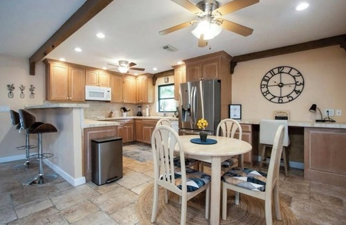 Kings Lake House | PRIVATE Backyard Heated POOL Naples Oasis, 7 mins to 5th Ave, Tin City, Beaches!