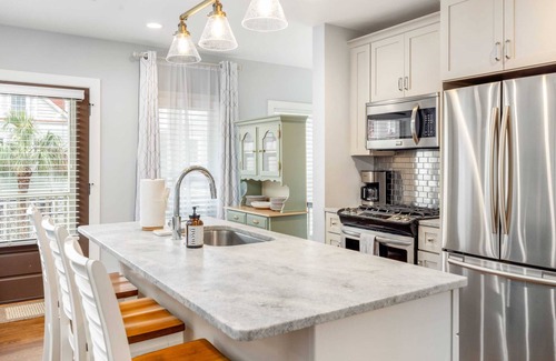 Cannonborough Elliotborough House | Private Balcony, 2 Living Rooms, 2 Blocks to King!