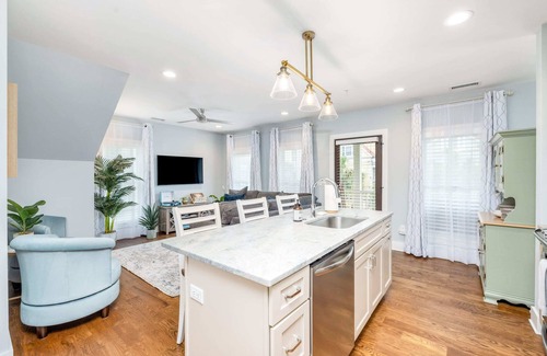Cannonborough Elliotborough House | Private Balcony, 2 Living Rooms, 2 Blocks to King!