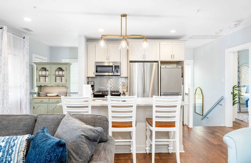 Cannonborough Elliotborough House | Private Balcony, 2 Living Rooms, 2 Blocks to King!