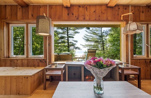 Wymbolwood Beach Cottage | Private Beachfront Cottage in Tiny