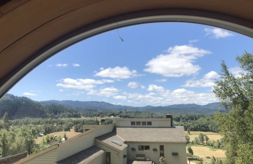Willits Cabin | Private, Beautifully Decorated Guest House with Great Views and Sleeps 7 People