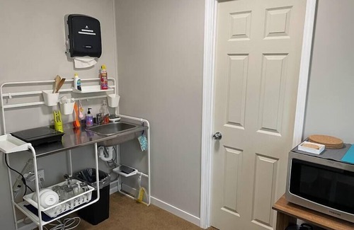Near Eastside Apartment | Private Bed/Bath Room, Kitchenette. EZ to Downtown