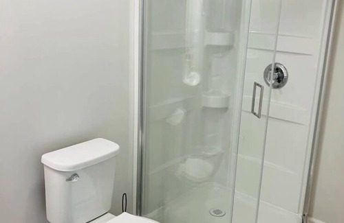 Glen Allen House | Private Bedroom & Bathroom