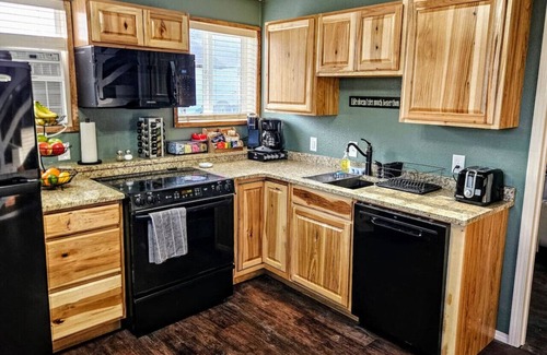 Clearfield Cabin | Private Cabin, Breakfast, Dbl Tub, 75"TV, Kayak, WD, BBQ