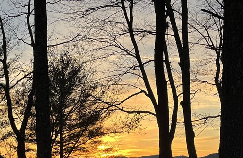 Ferguson House | Private Cabin With Stunning Mountain & Sunset Views – Hot Tub – WiFi