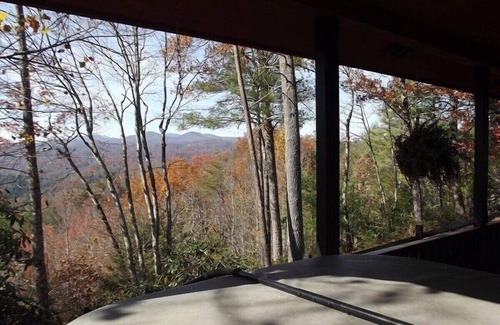 Ferguson House | Private Cabin With Stunning Mountain & Sunset Views – Hot Tub – WiFi