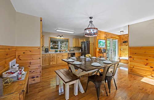 Gatlinburg - Pigeon Forge Cabin | Private Chalet with Amazing Mountain-Views! - Game Room, Hot Tub