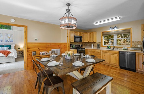 Gatlinburg - Pigeon Forge Cabin | Private Chalet with Amazing Mountain-Views! - Game Room, Hot Tub