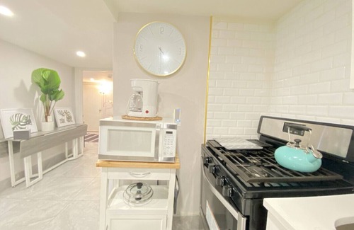 East New York House | Private Clean 3BD/1BA Free Parking/5min Metro Subway train