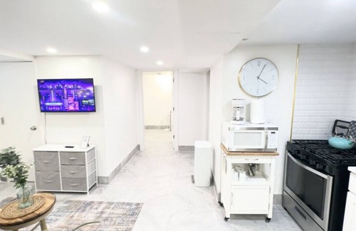 East New York House | Private Clean 3BD/1BA Free Parking/5min Metro Subway train