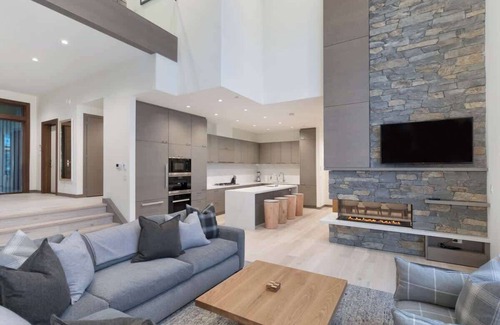 Alta Vista House | Private Corner-Unit Townhome with Lake View & BBQ