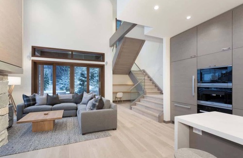 Alta Vista House | Private Corner-Unit Townhome with Lake View & BBQ
