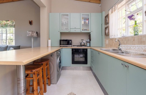 Clovelly Cottage | Private Cottage on Clovelly mountain side, 750m to golf course, 1 km to beaches.
