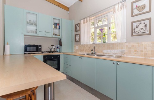 Clovelly Cottage | Private Cottage on Clovelly mountain side, 750m to golf course, 1 km to beaches.