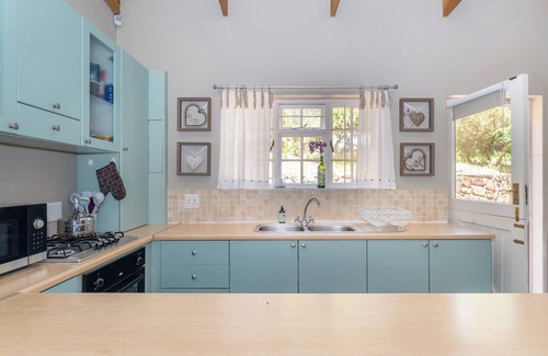 Clovelly Cottage | Private Cottage on Clovelly mountain side, 750m to golf course, 1 km to beaches.