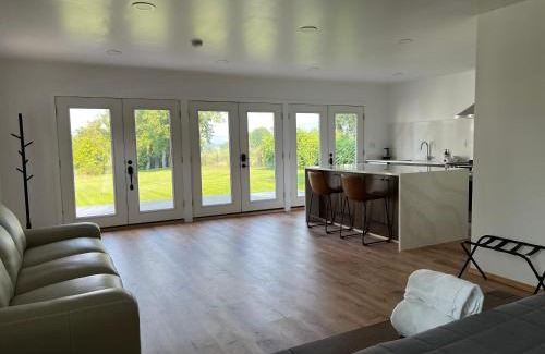 Bonners Ferry House | Private Cottage - Panoramic River Views, Near Casino and Downtown