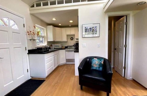 Amazon Cottage | Private Cottage - Walk to U of O!