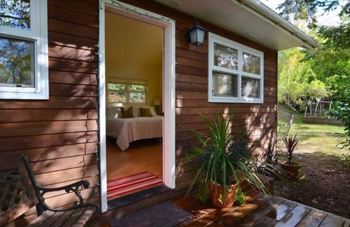 Amazon Cottage | Private Cottage - Walk to U of O!