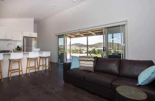 Burrundulla House | Private cottage with spectacular views