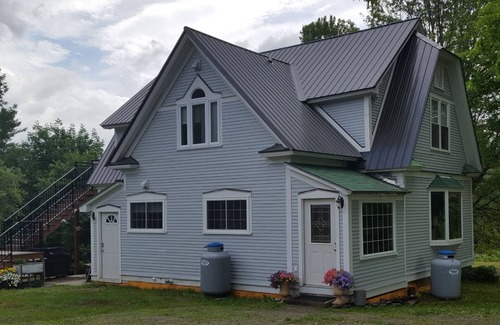 Barton House | Private Country House with History, Wi-Fi, Jetted Tub, 5 BR