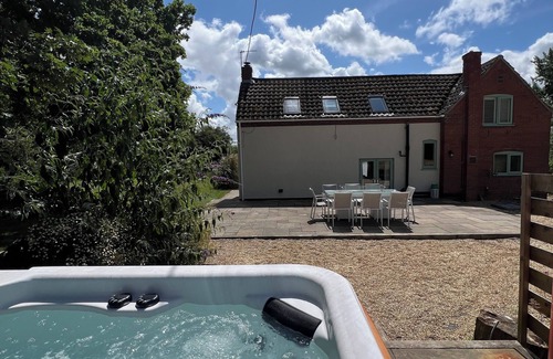 Great Yarmouth House | Private Country Retreat with Hot Tub, Fire Pit, Near Filby Broads