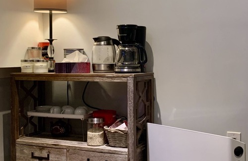 Ajax House | Private Cozy 1 Bedroom Apartment! Dedicated Wok Desk and Free Parking.