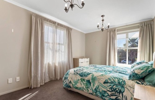 Springlands House | Private Creek with eels to feed, Walk to Supermarkets