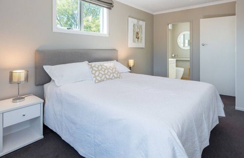Springlands House | Private Creek with eels to feed, Walk to Supermarkets