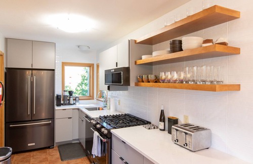 Lyle House | Private Disc Golf Course, Escape to Paradise in The Oaks, Hot Tub, Gorgeous Seclusion