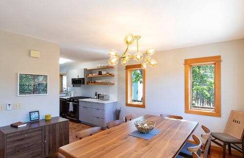 Lyle House | Private Disc Golf Course, Escape to Paradise in The Oaks, Hot Tub, Gorgeous Seclusion