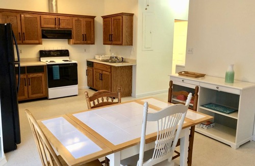 South View House | Private, easily accessible (no steps or stairs anywhere!), kid and pet friendly,