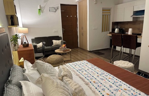 Greater Noida Apartment | Private Elegante Luxury Stay - 21thFloor