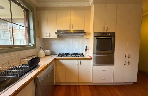 Bentleigh House | Private Ensuite Room| Walk-In Robe | 1min to Train