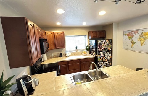 Northeast Colorado Springs Apartment | Private EntranceModern&Cozy Central BlissKing Villa55" 4k RokuFull Kitchen