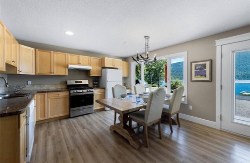 Blind Bay House | Private Executive Lakefront w/Boat Launch and Mooring