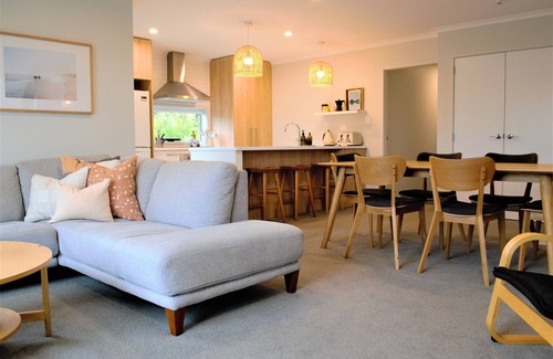 Welcome Bay House | Private Family Friendly Oasis, Relax and Unwind in Comfort - 2 Bath