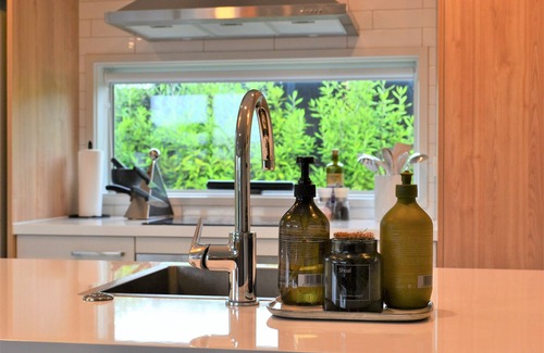 Welcome Bay House | Private Family Friendly Oasis, Relax and Unwind in Comfort - 2 Bath