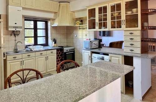 Tabua House | Private farm with lake, close to river beaches