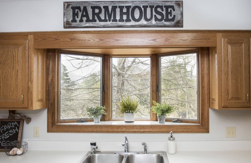 Thaxton House | Private Farmhouse w/Hot Tub and Fresh Eggs