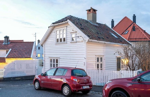 Sandviken House | Private garden | Fairytale Bergen house | Seaside
