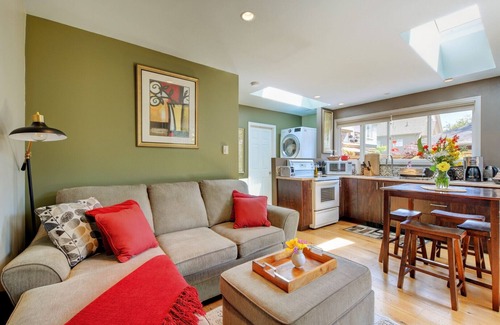 James Bay House | Private garden retreat with king size bed, full kitchen, private patio 48715
