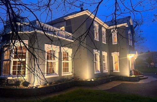 Ennis House | Private Gated Home, 5 bed rms/ensuite, sleeps ten.