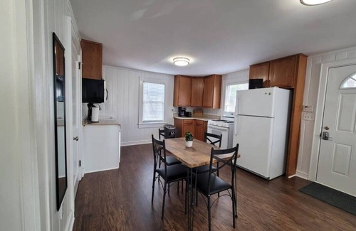 Home Park House | Private Getaway In Midtown 2bedroom- SLEEP 5