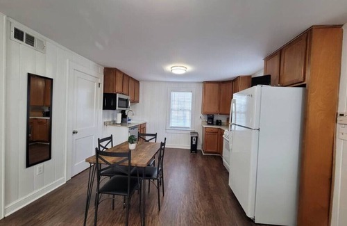 Home Park House | Private Getaway In Midtown 2bedroom- SLEEP 5