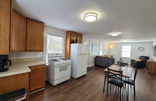 Home Park House | Private Getaway In Midtown 2bedroom- SLEEP 5