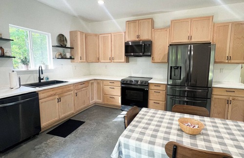 Etta House | Private Getaway on 2.5 Acres Family & Pet Friendly!