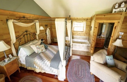 Reedsburg House | Private guest house w/jacuzzi tub, gas fireplace close to several famous parks